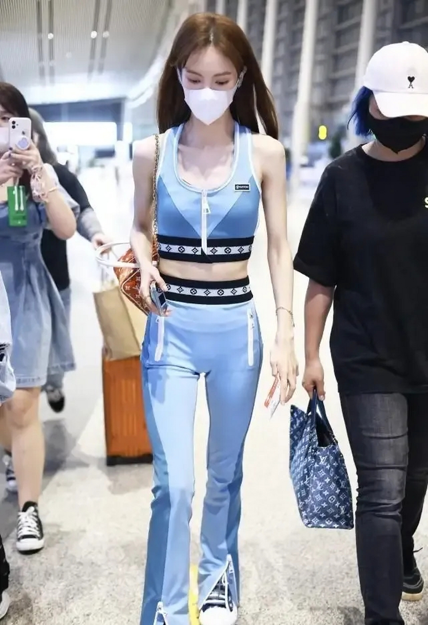 金晨属于高高瘦瘦的女生类型,一头长直发的她,真的好难看!