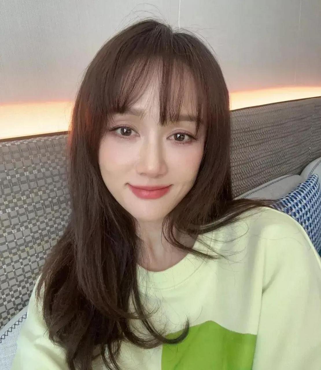 看不出来吧,已经43岁的陈乔恩,换了个发型以后,颜值提升不少.