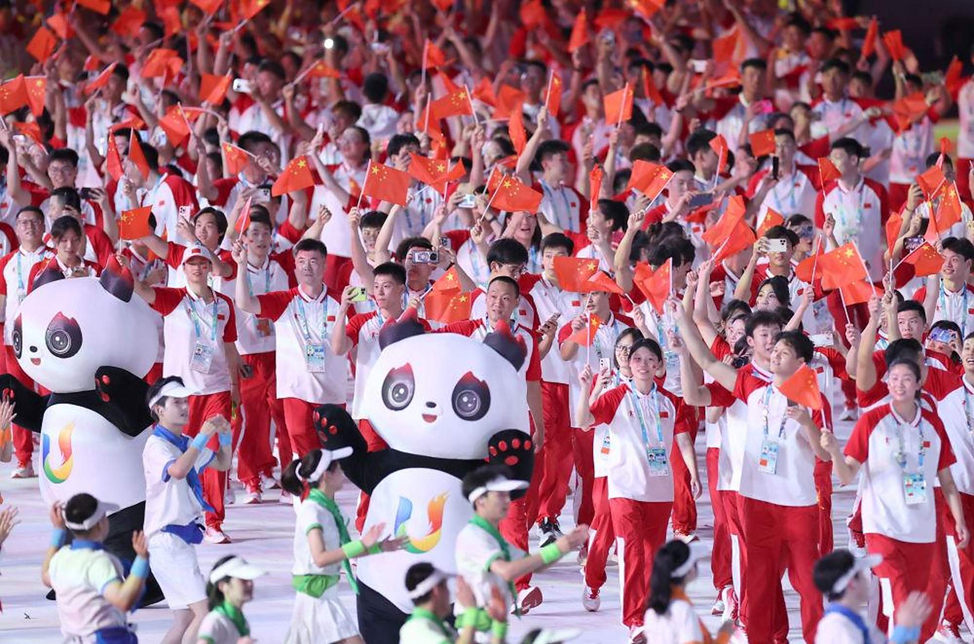 成都大运会|青春的聚会 7月28日晚,成都第31届世界大学生夏季运动会