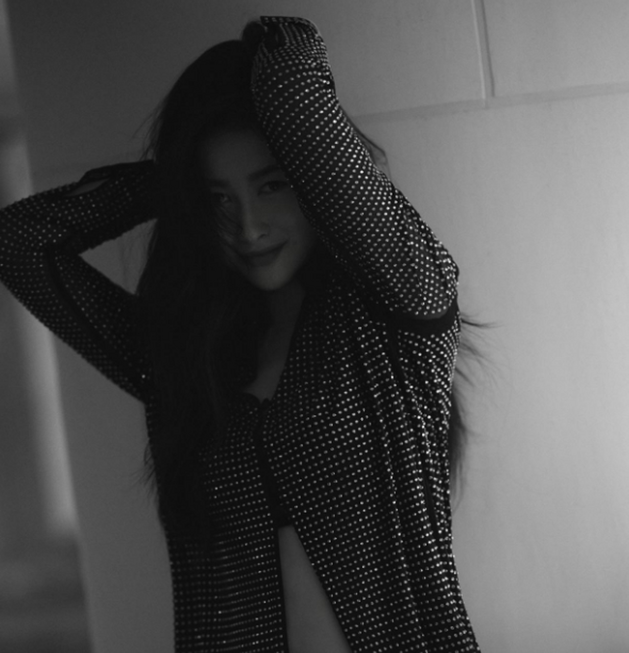 朱珠最新时尚黑白大片,一袭亮片套装,简约大气,性感洒脱.