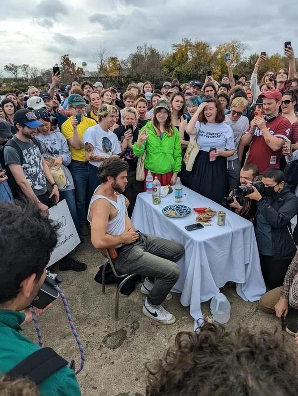 决定狂吃40只鸡,最后,赢来全城500人现场围观加油!