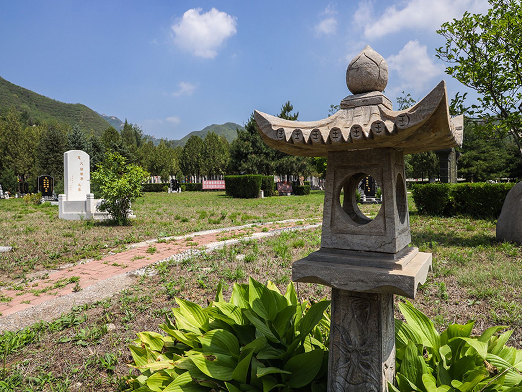 怀柔凤凰山陵园位于一个山丘的顶部,北面,东面和西面被山丘所环绕