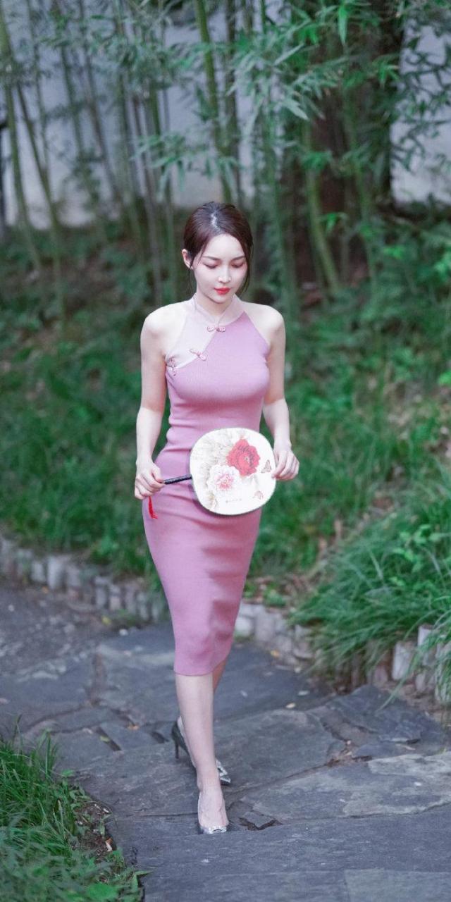 "最美女裁判"王钟瑶旗袍太美了,修身旗袍很妩媚轻盈简单清爽