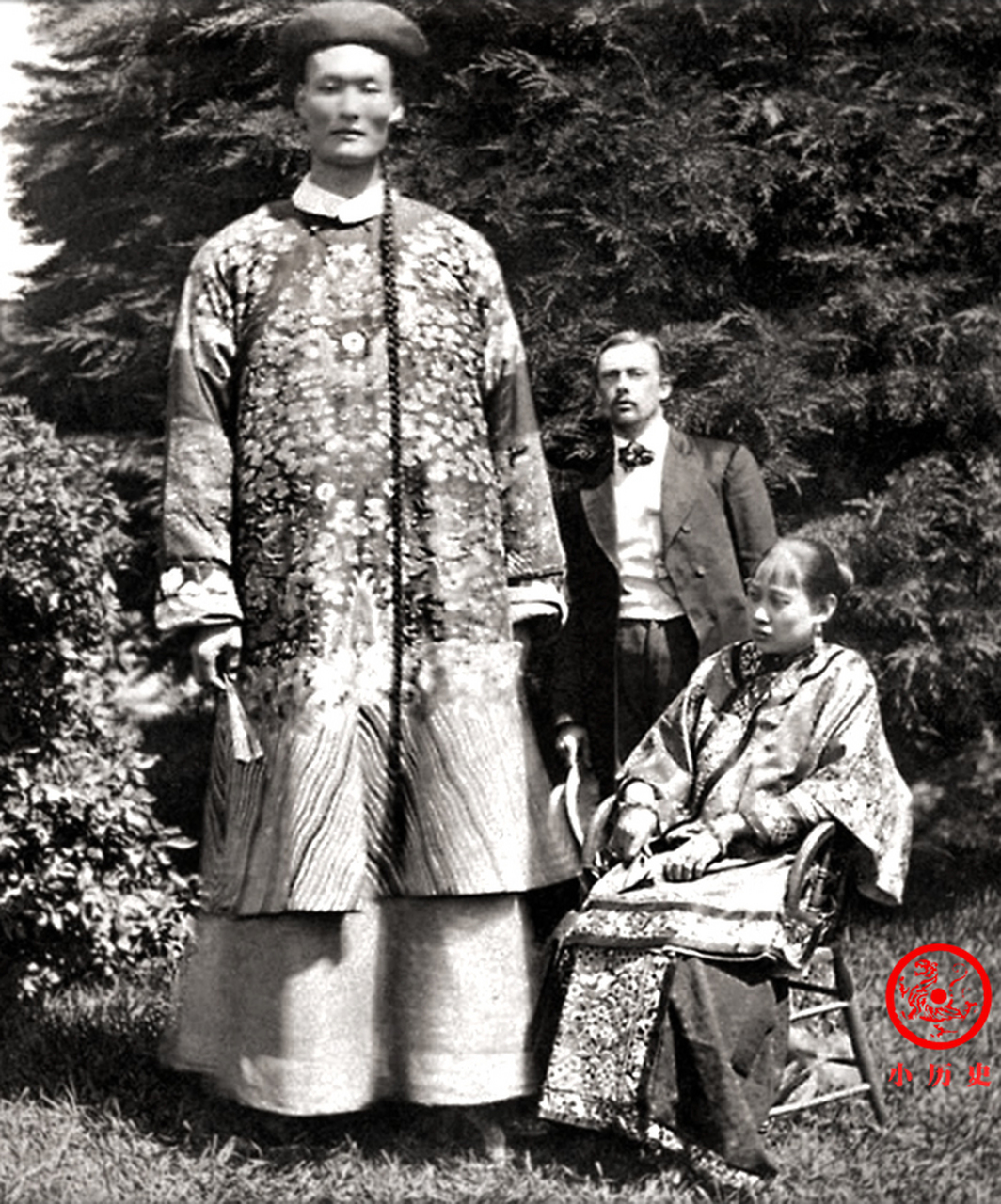 演员詹世钗与妻子,经纪人合影.詹世钗是一位身高2.