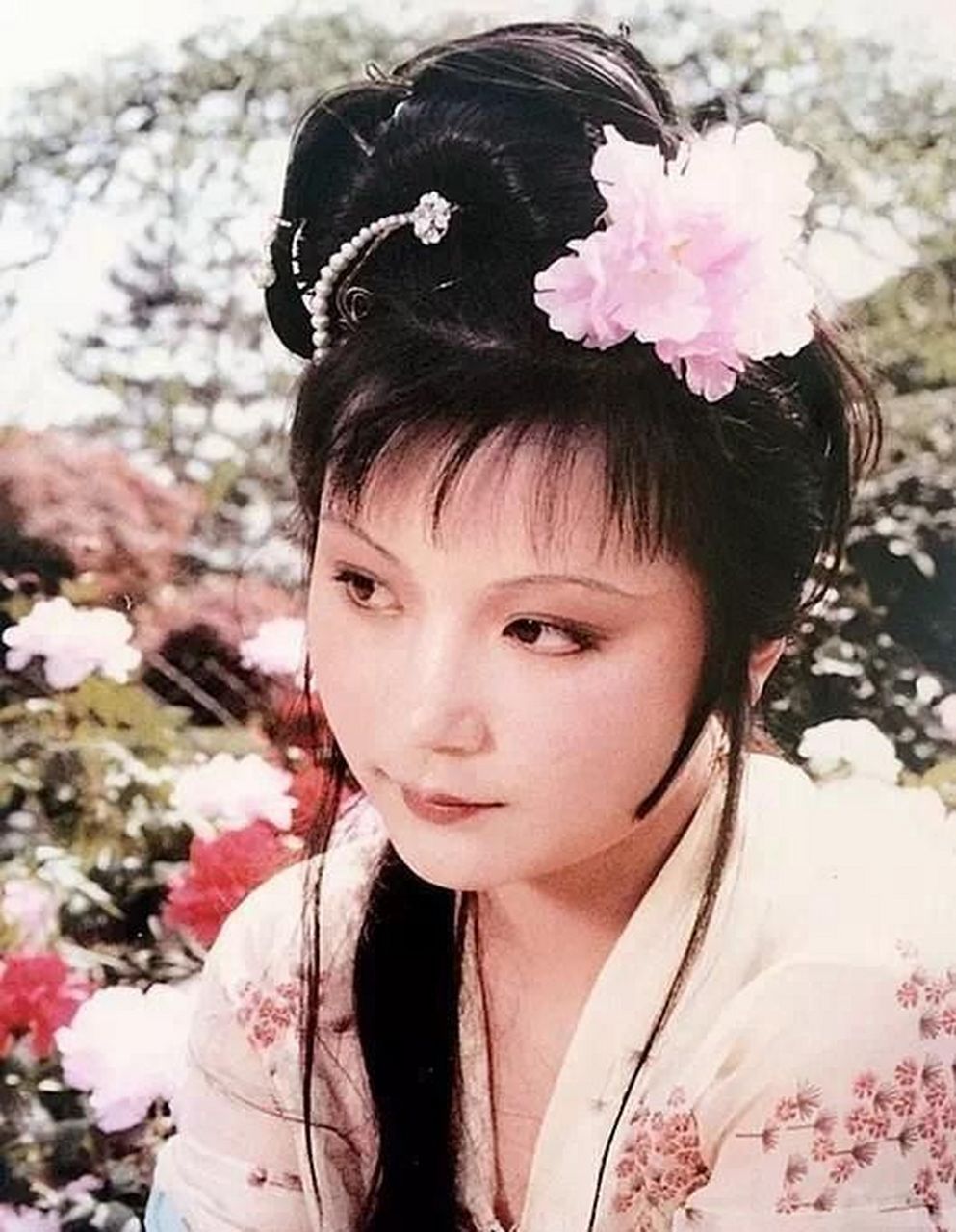 史湘云醉卧芍药裀,这幅美女春睡,突出了美和魏晋风流.