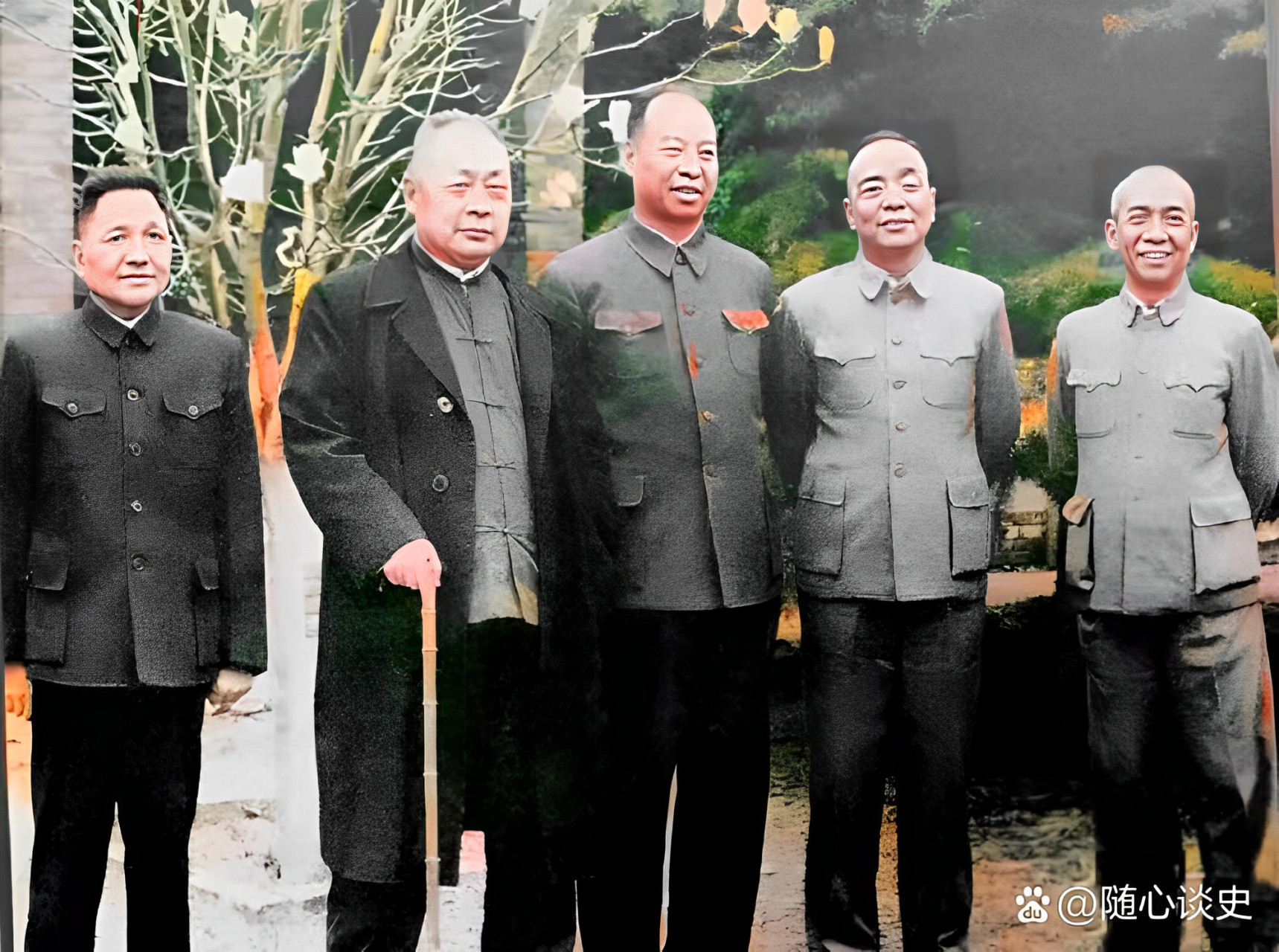 1963年,北京玉泉山上,五位领导相约来此踏春,在他们欢声笑语间,留下了