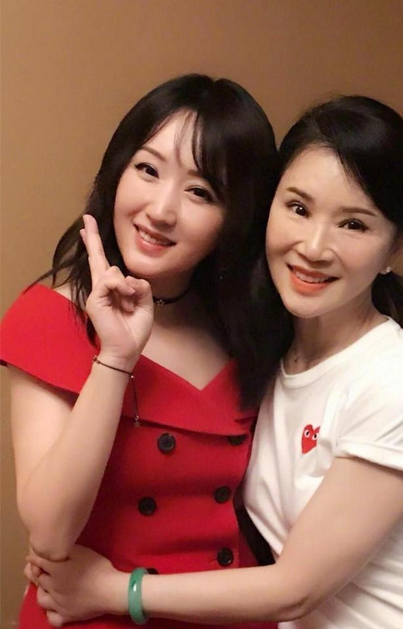 52岁的杨钰莹和两个同龄人(分别是51岁)合影,对比非常明显.