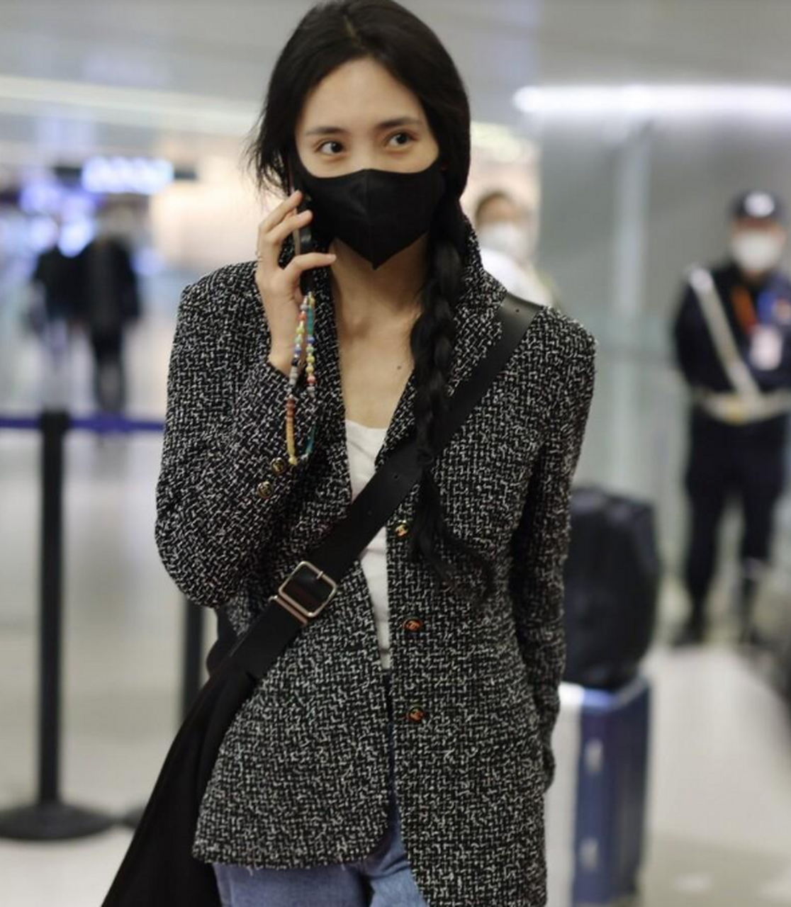 王紫璇走机场,西装外套 牛仔裤 麻花辫,朴素大方,时尚减龄!