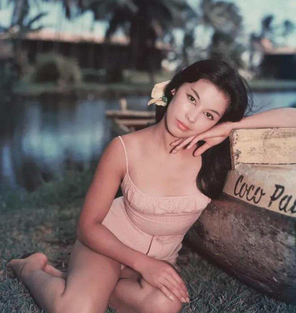 弗兰丝·纽恩是一位中法混血美女,她的父亲是一名来自中国的海员,名叫