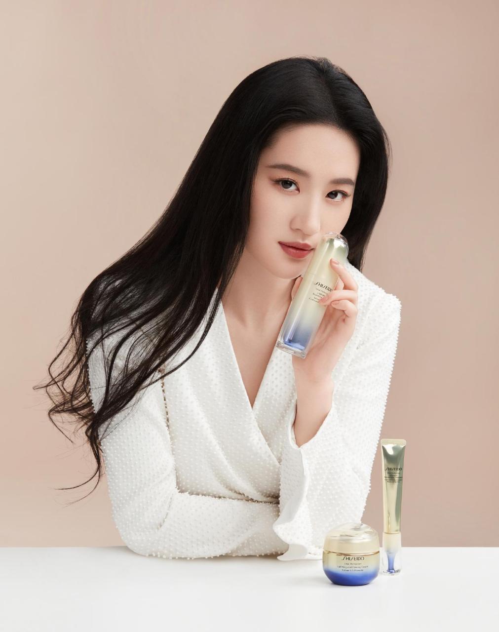 刘亦菲最新画报 知性的亦菲,停驻在华光里