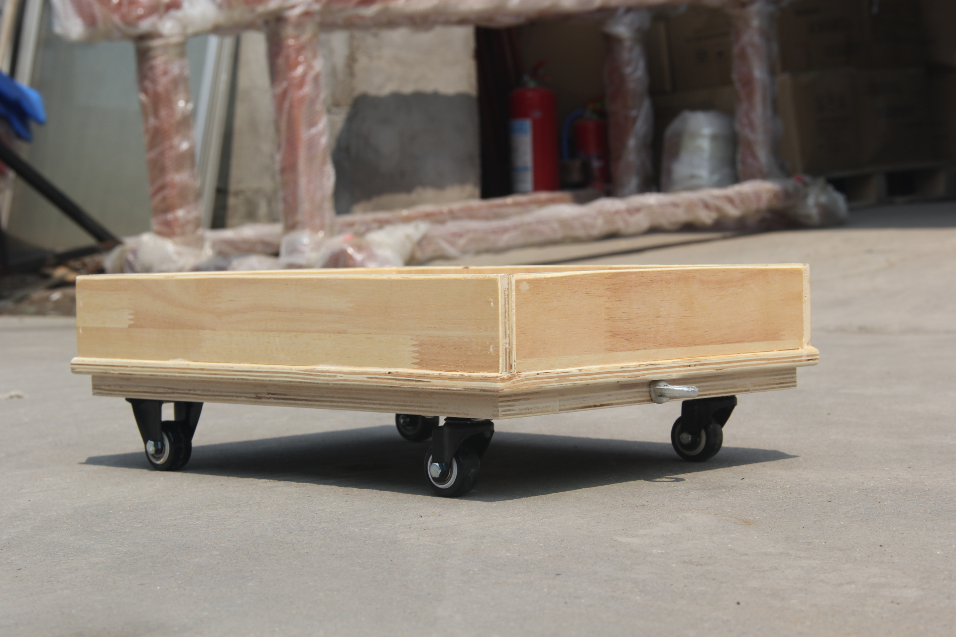 小推车包括平板推车和箱型推车两种,有大中小不同型号选择.