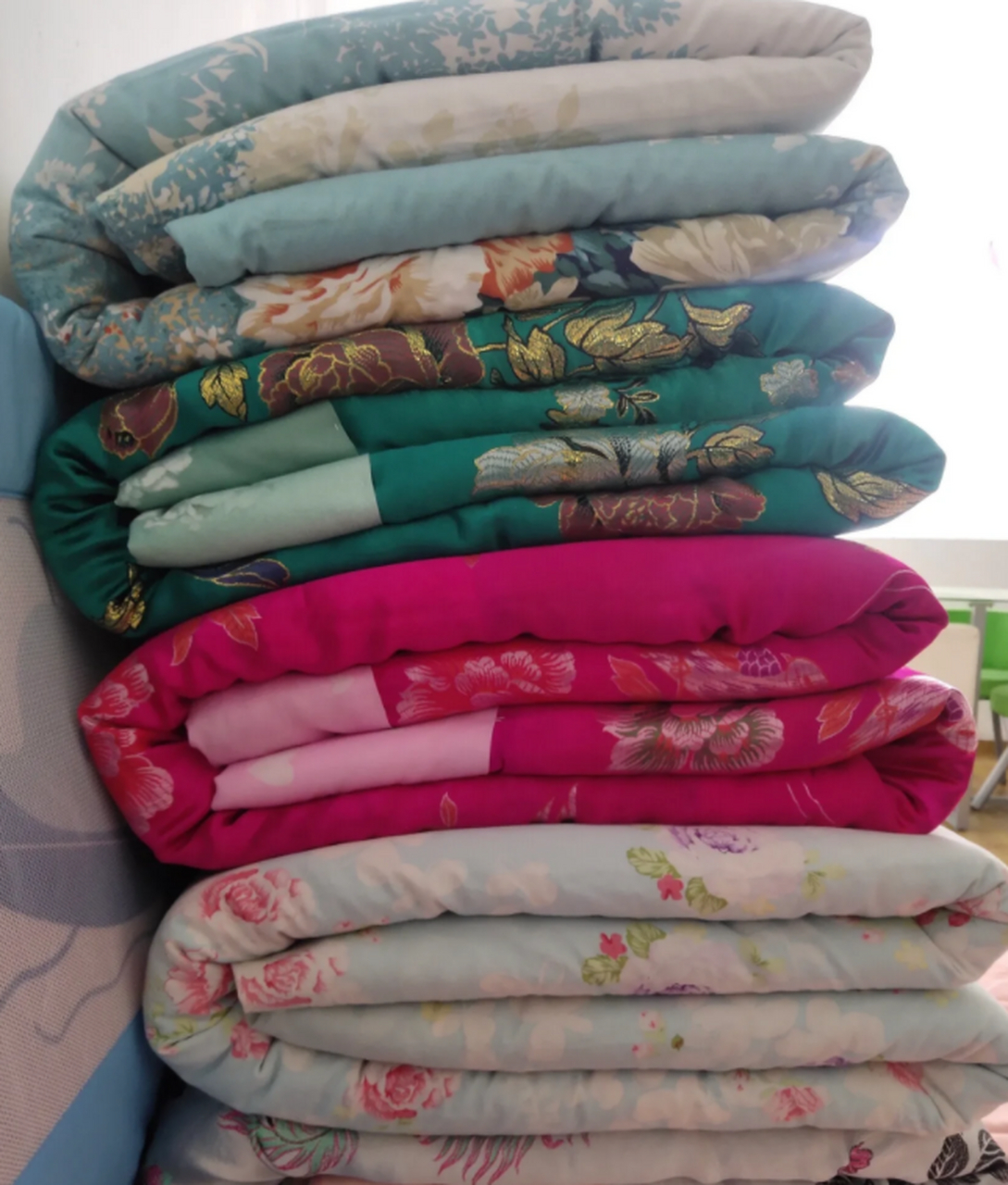 嫂子把她手工做的几床棉被全部在二手平台处理了,除了三床羽绒被