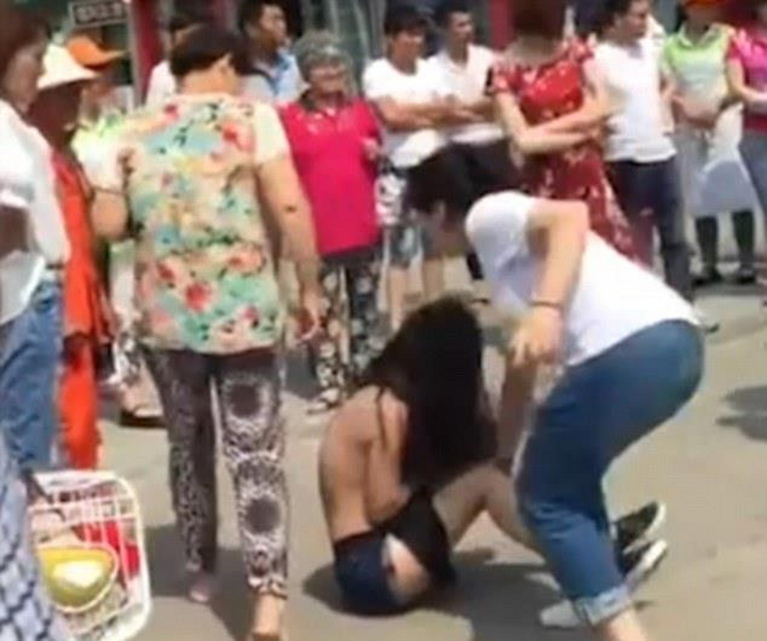 年轻女孩当小三被原配扒光衣服暴打,围观群众都不敢劝阻.近年来,每次