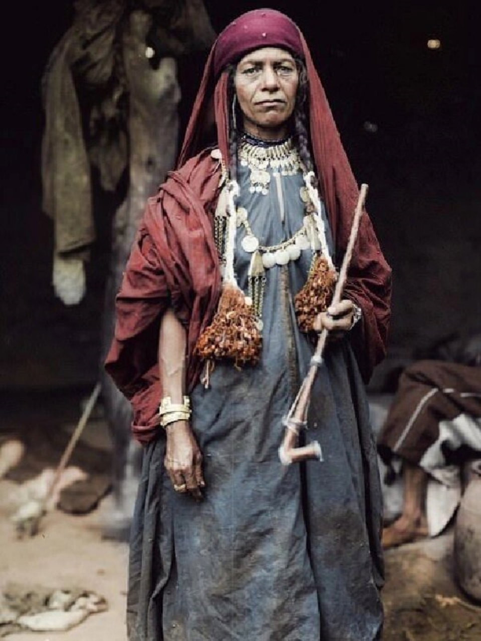 在第一张图像中,我们看到了一名巴勒斯坦南部的贝都因妇女