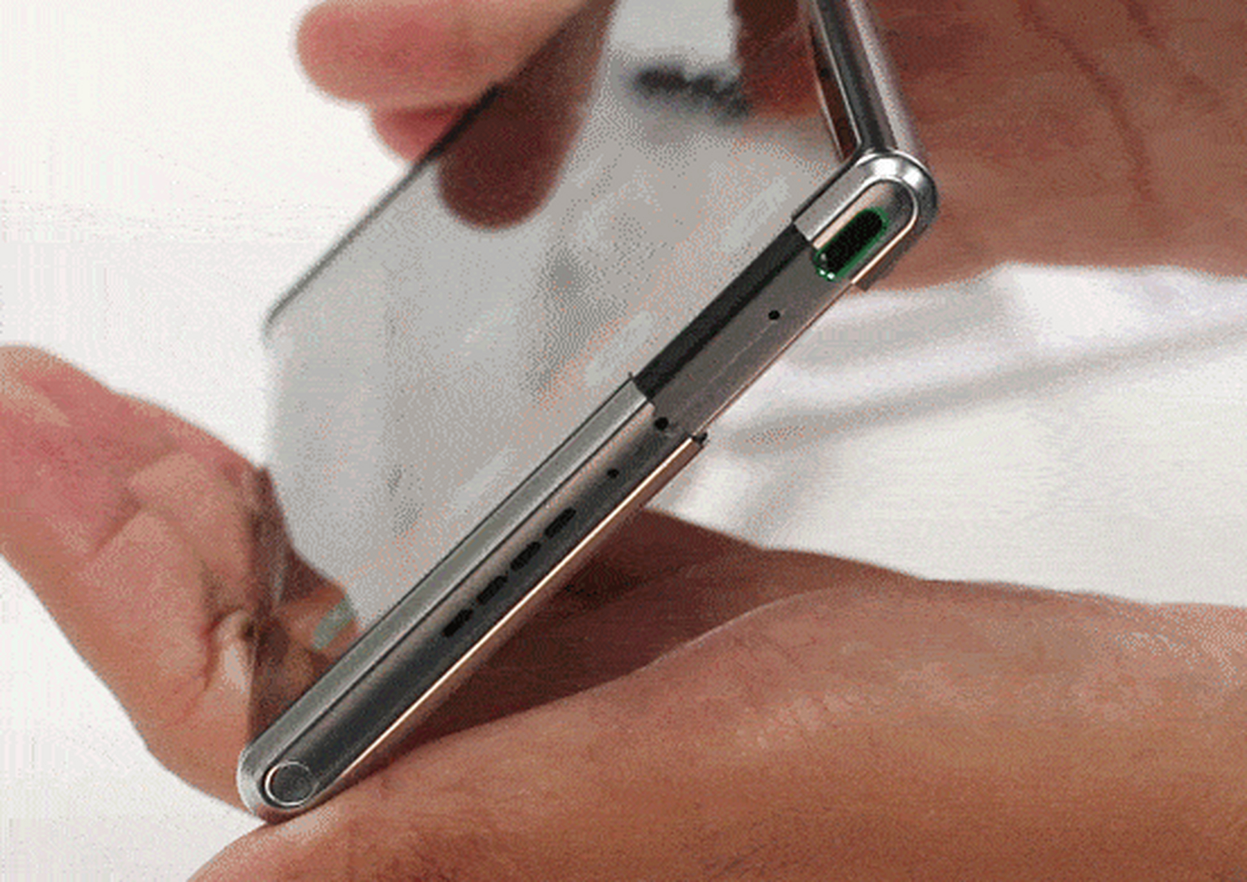 今天在微博上看到博主发布了 lg rollable 卷轴屏手机,据她表述,这款