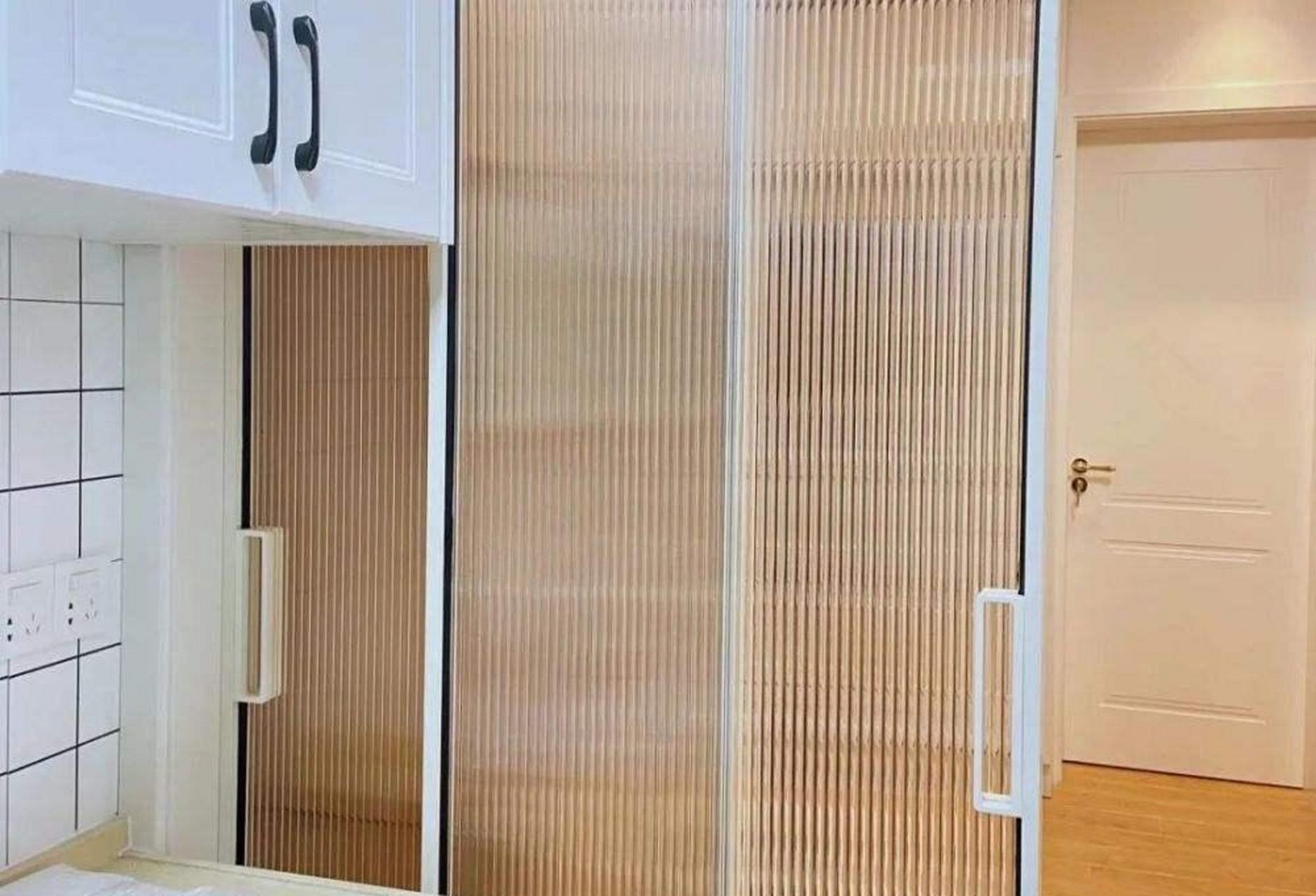 其实所有普通玻璃都会发绿,只不过长虹玻璃显得更绿