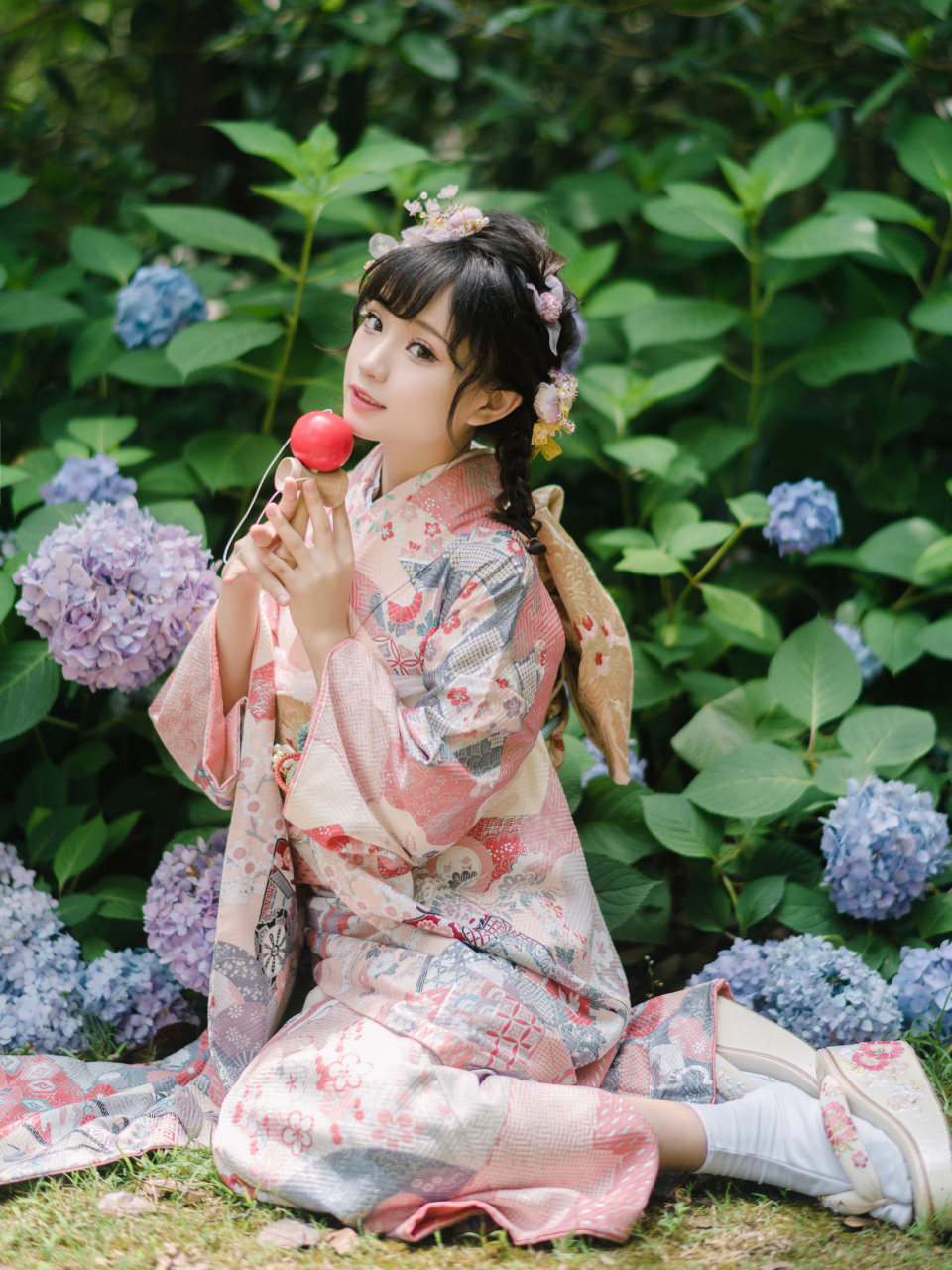 纯真少女的日式和服写真,天真烂漫的游戏于花丛之中,如林中仙子般独一