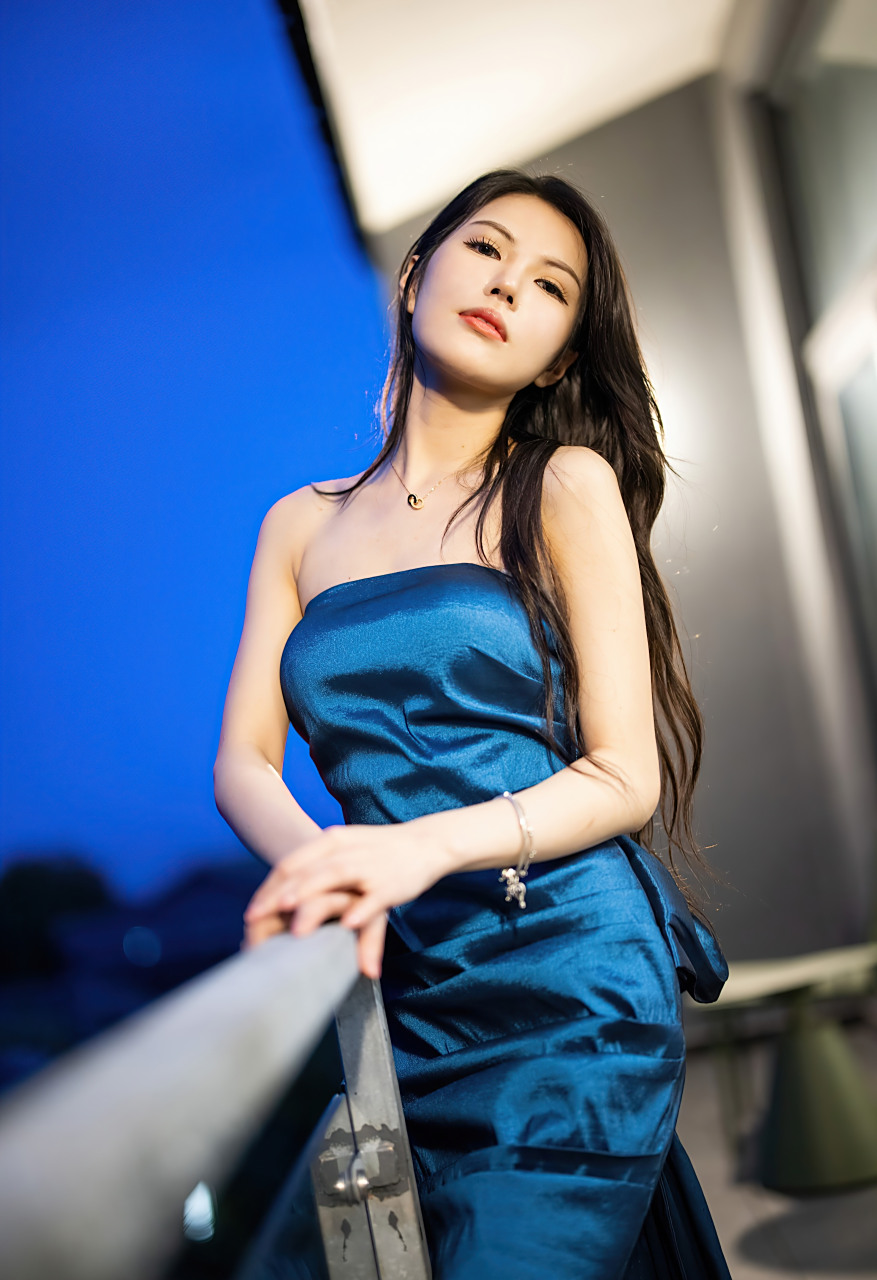 杭州旅拍写真发布,深蓝色的典雅多姿礼裙,御姐气息婀娜身段撩人心怀