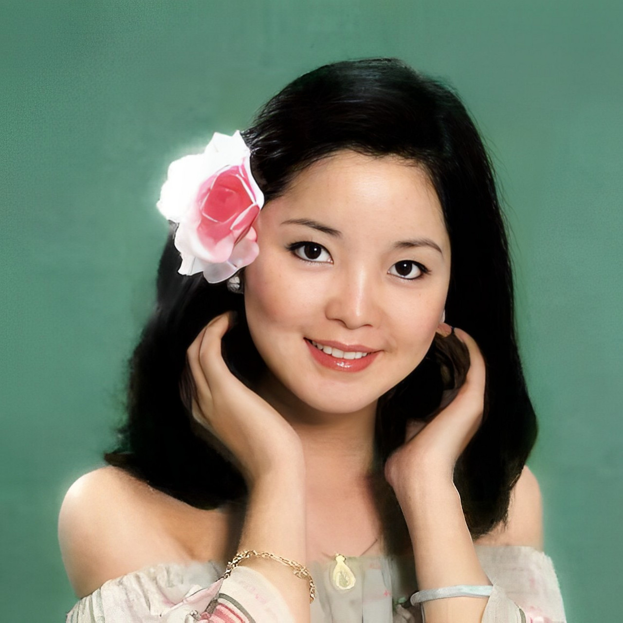 1980年,出生于台北的女歌手·邓丽君,中国,推着自行车在郊区度假