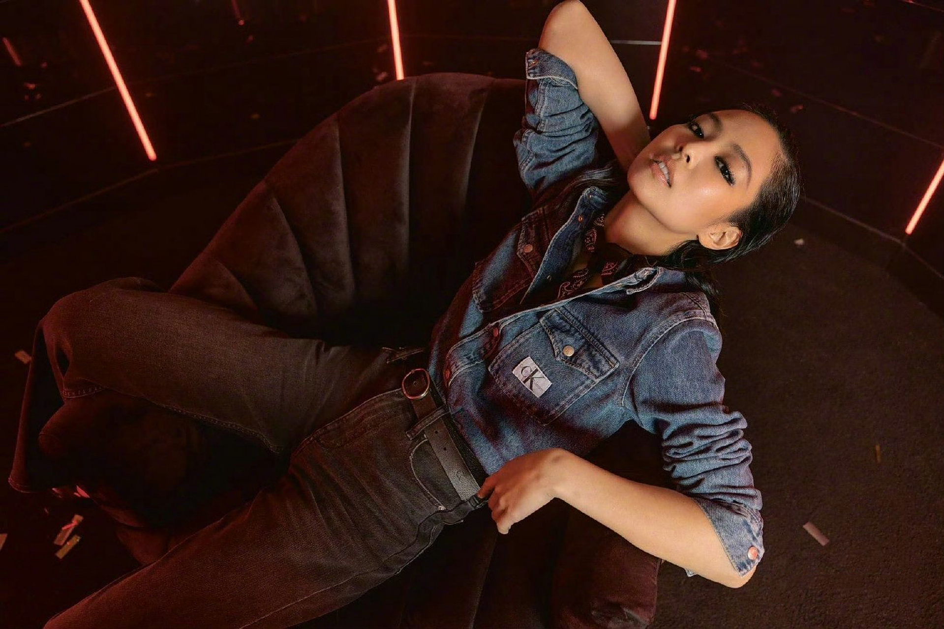 jennie与ck合作再次展开,在最新的时尚大片中,jennie金珍妮身穿ck内衣