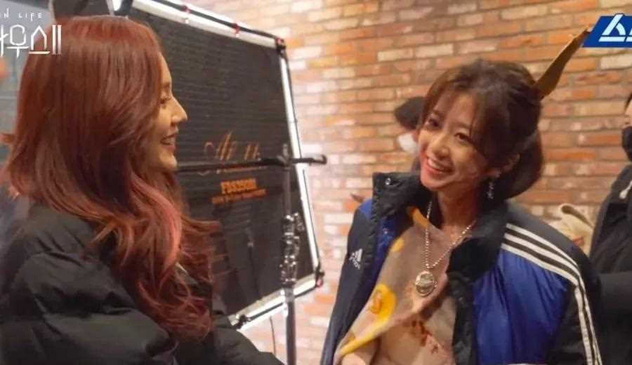 柳真(eugene)照顾她在银幕上的女儿金贤秀(kim hyun soo)在"顶楼2"