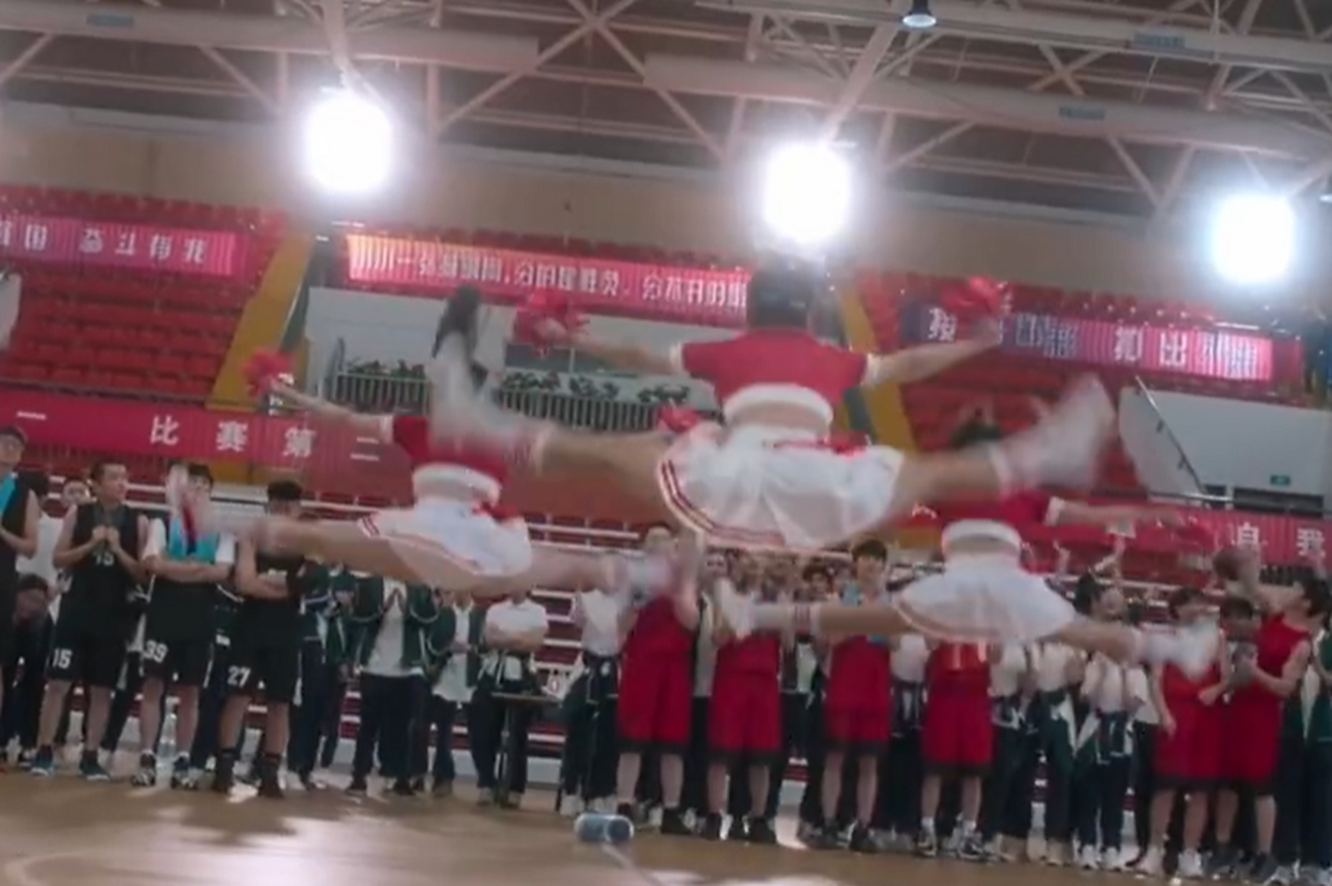 张子枫挑战空中一字马# #张子枫女团舞首秀#  7月27日,有媒体在山交