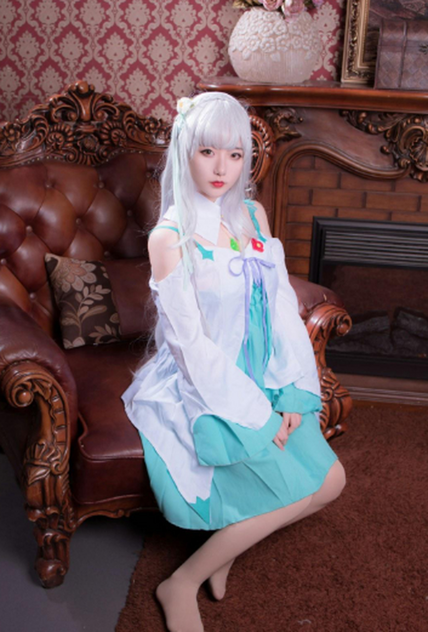可爱白发小萝莉cos肉丝变装