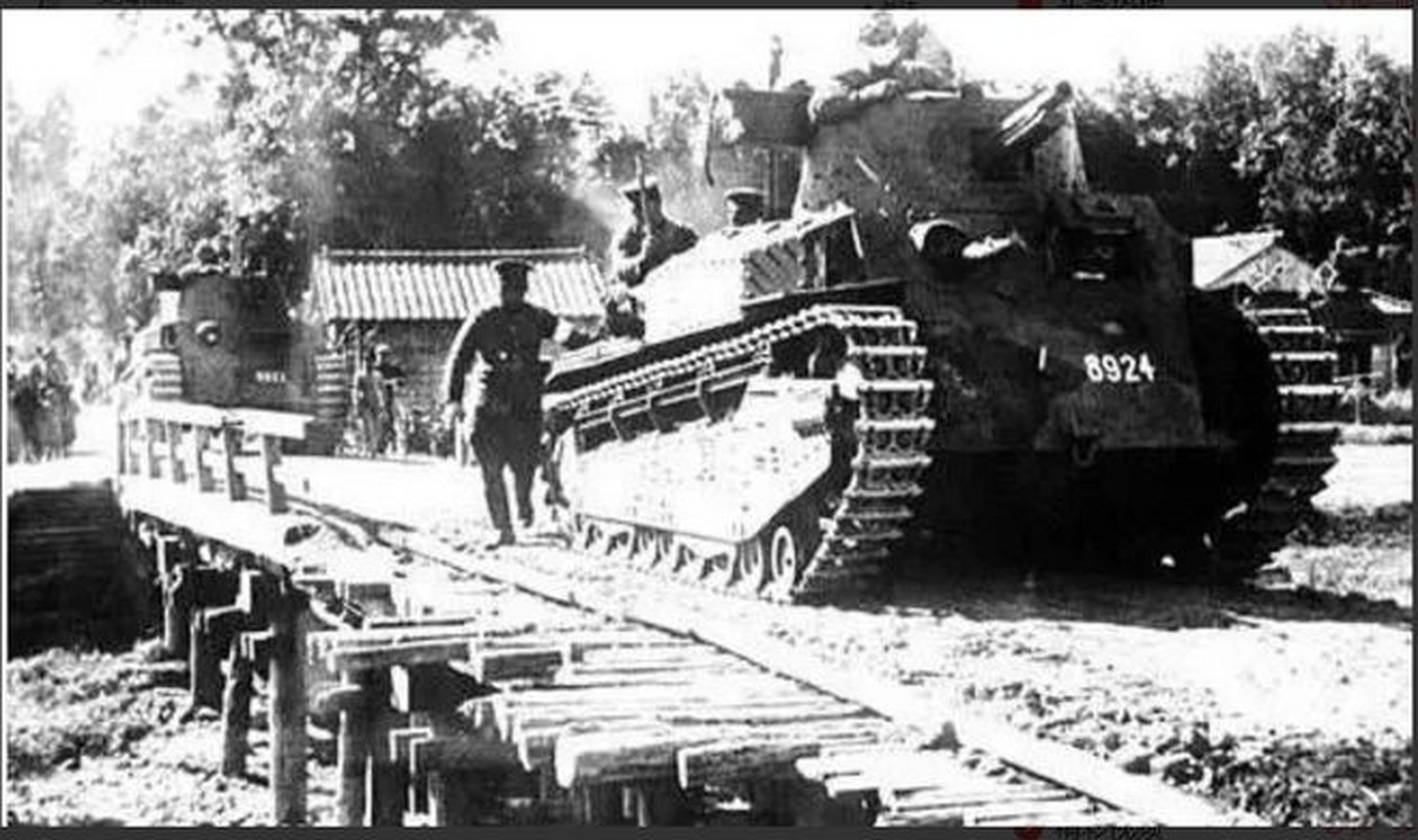 1941年的中国,一辆日军坦克通过了一座临时塔起的木头桥.
