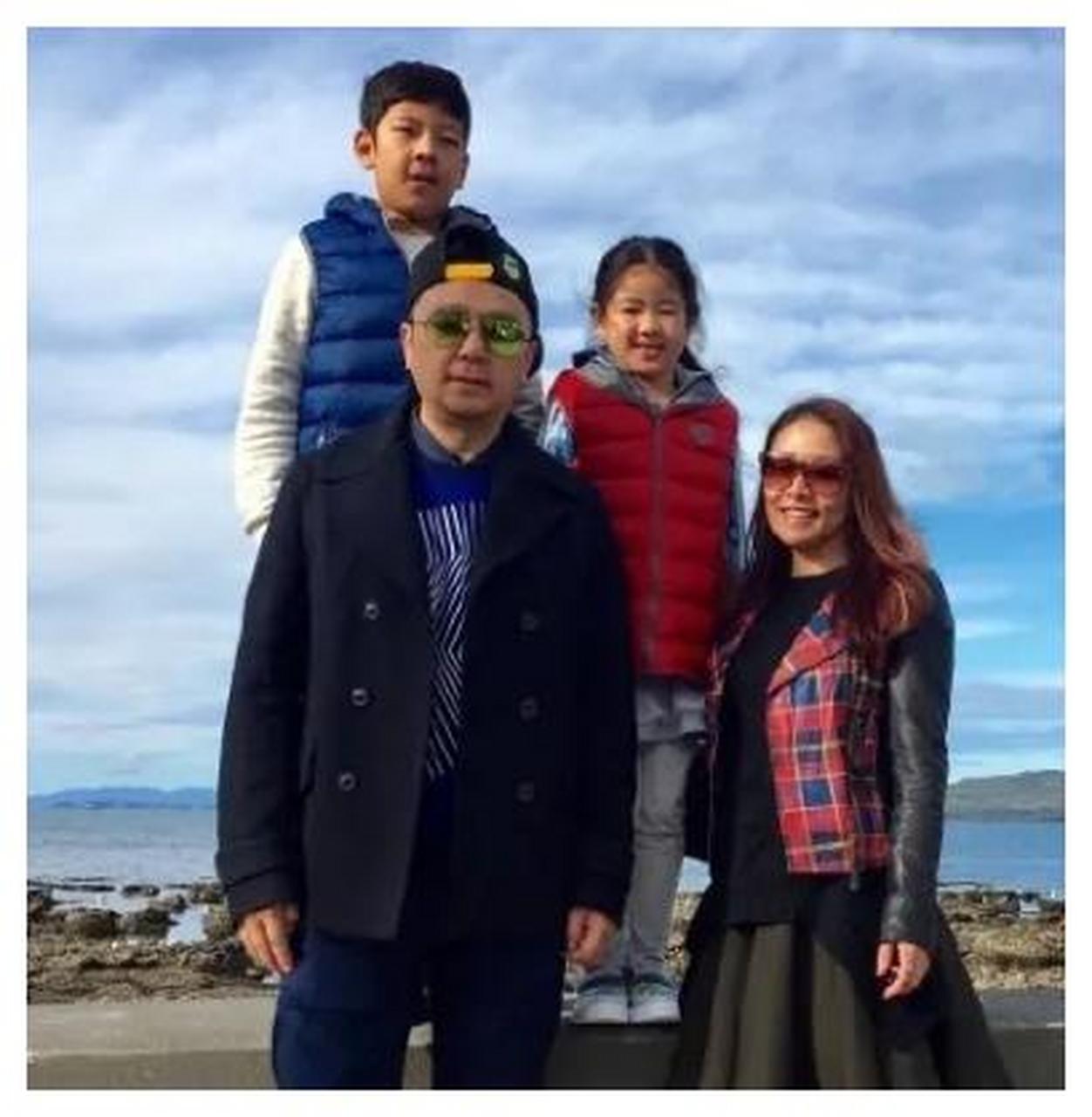 郭涛小15岁妻子曝光,套裙丝袜配鱼嘴鞋很老土,一脸宠溺看着老公