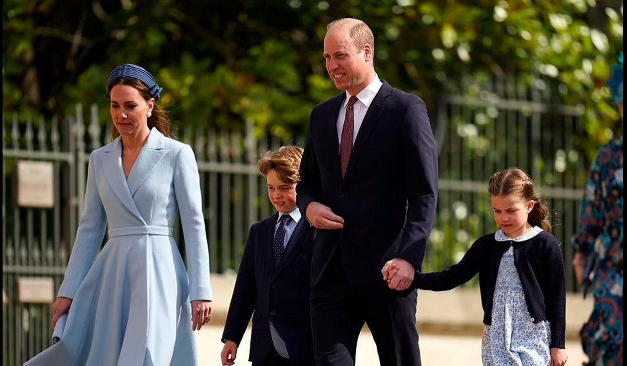 威廉王子和凯特王妃,带着乔治小王子和夏洛特小公主,一起在温莎城堡的