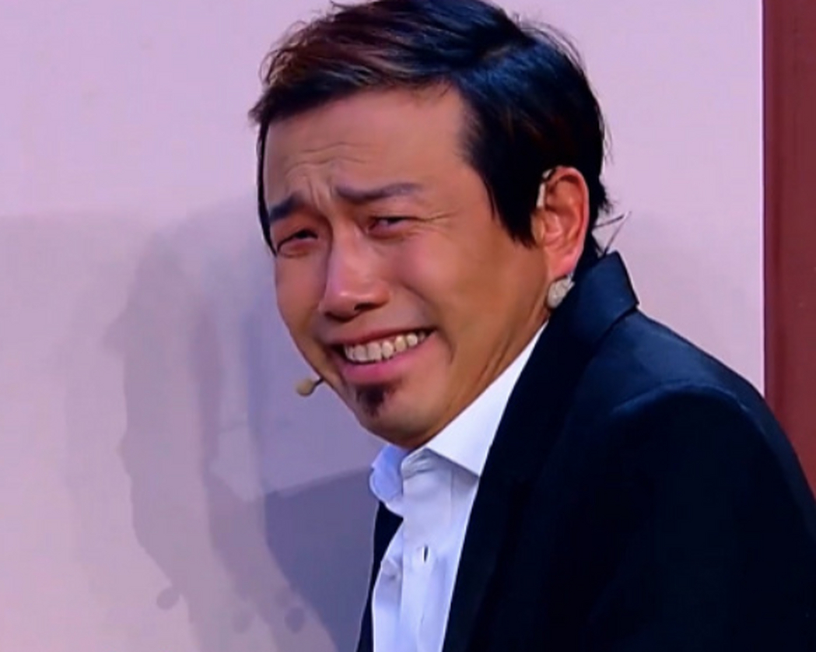 潘斌龙是贾玲的师弟,同在冯巩门下学艺,可是潘斌龙比贾玲大了整整十岁