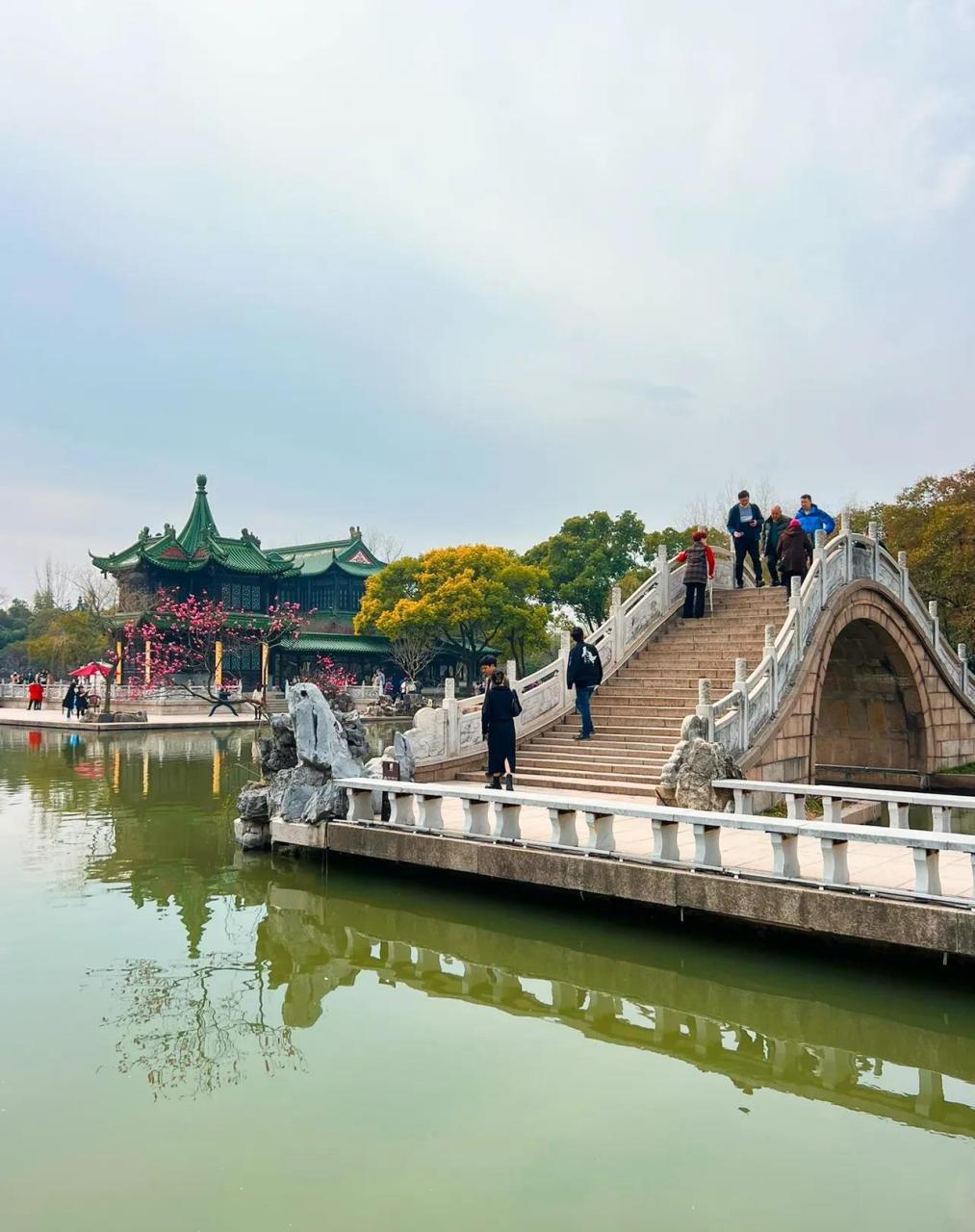 好多去游扬州瘦西湖的,看到二十四桥的景观指示标,急匆匆游完,直抱怨