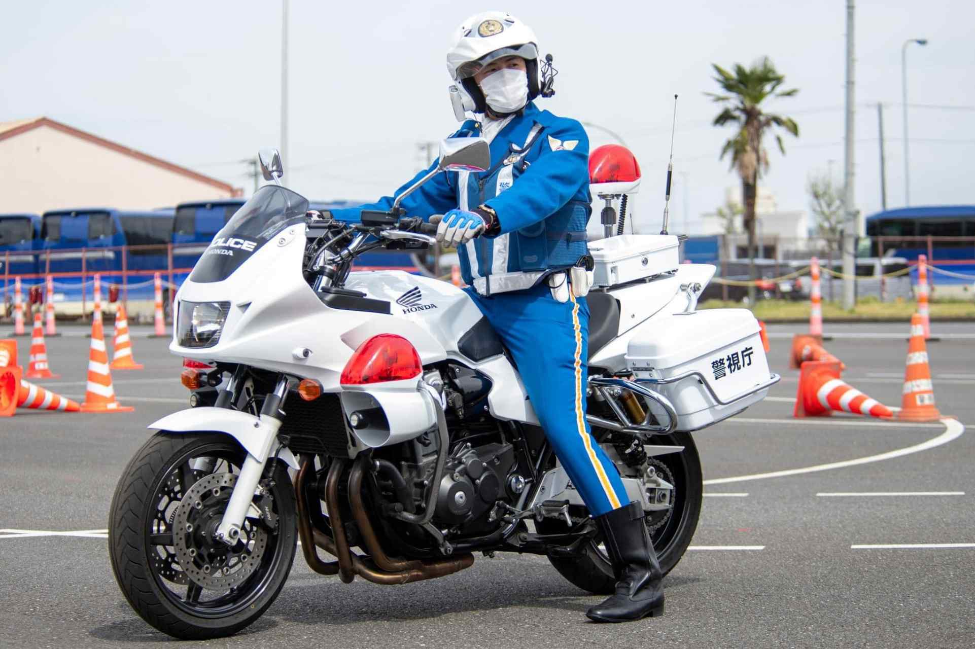 日本警视厅为横田基地的美空军官兵举办骑摩托车的安全讲座.