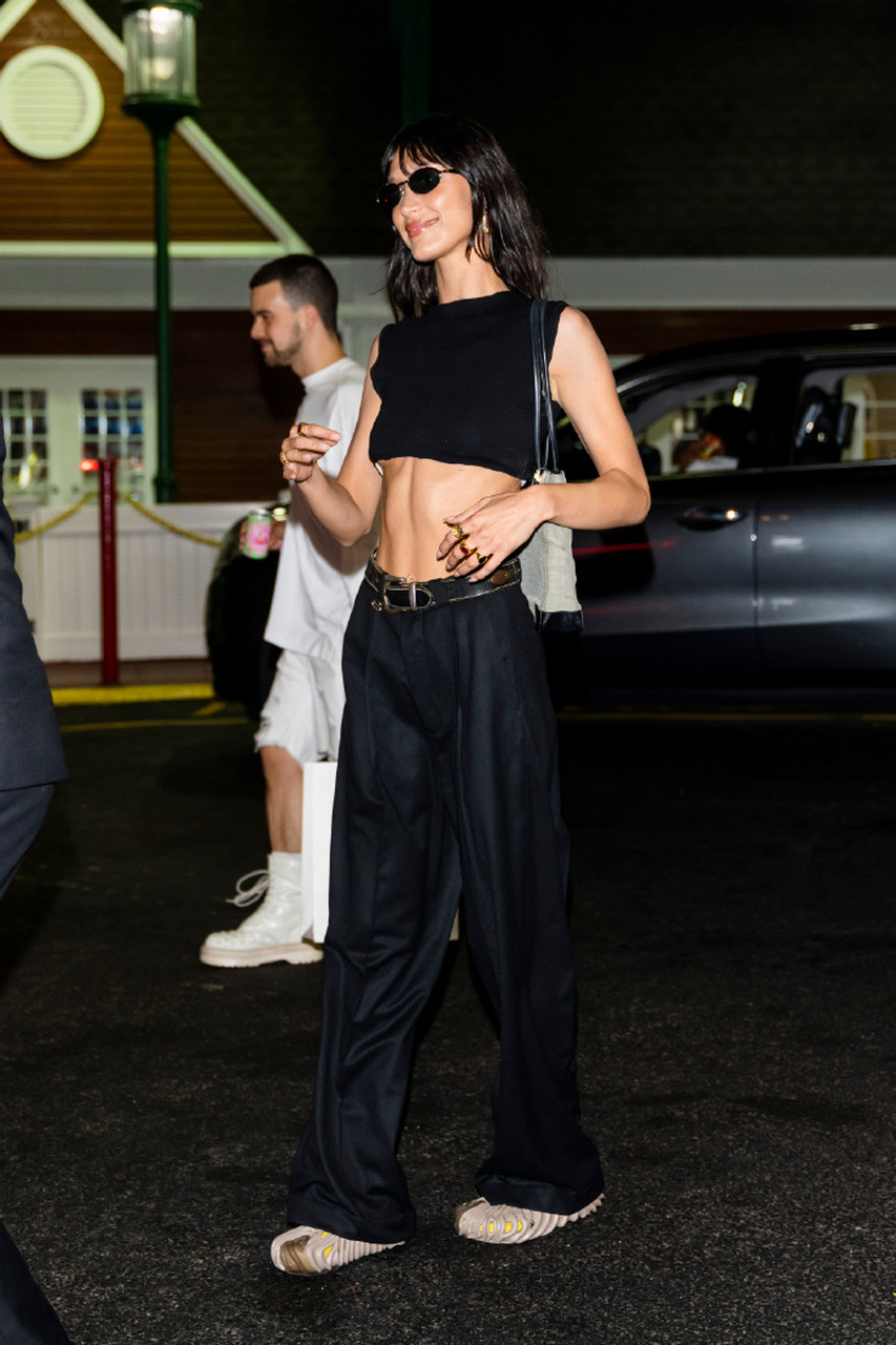 超模身材# ,#欧美街拍# ,#明星时尚# 2022年6月,超模贝拉·哈迪德栽 