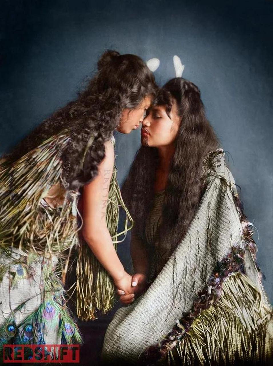 大约在1900年,毛利妇女用传统的碰鼻礼互相问候.