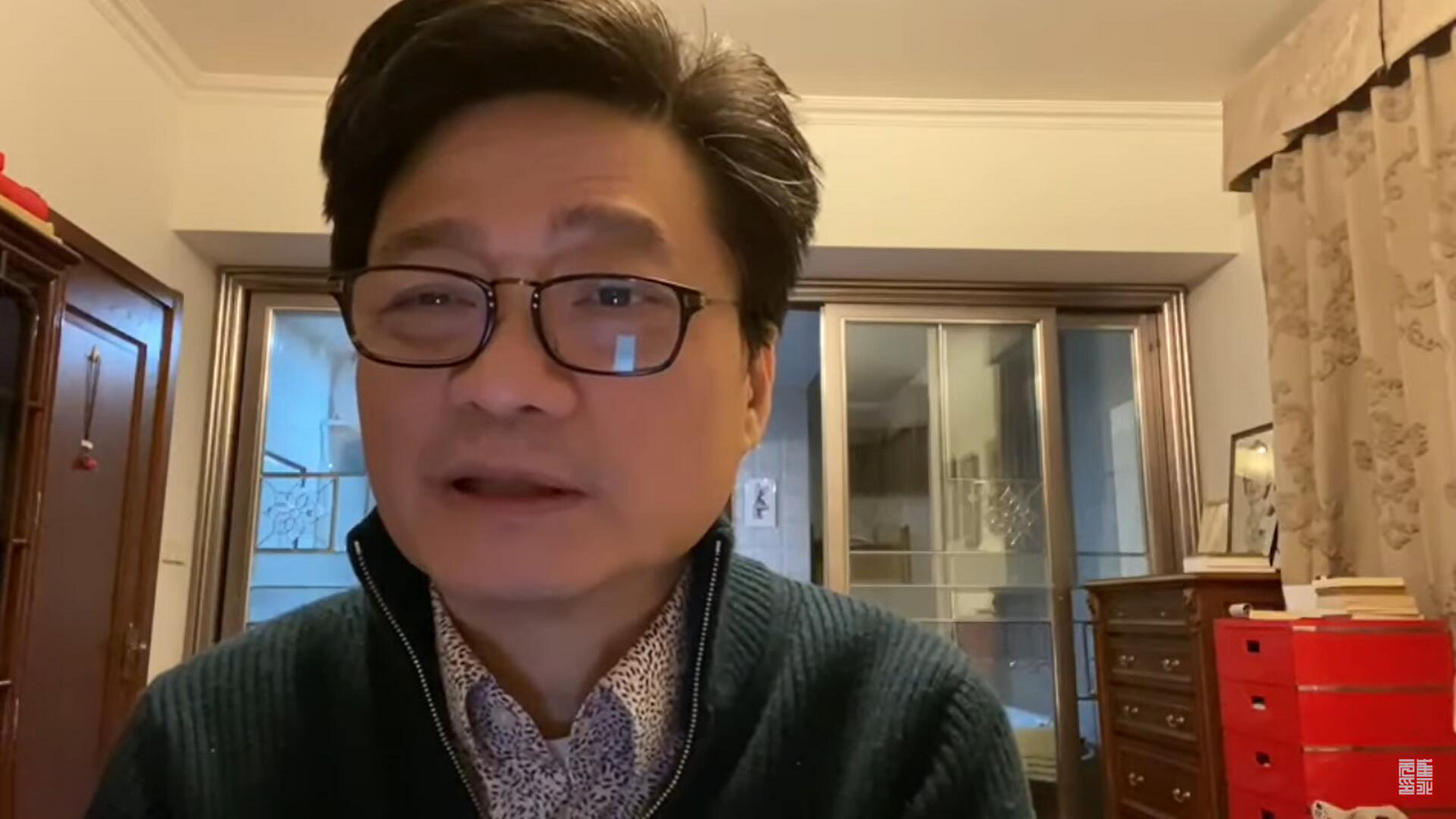 近况照片:在家中侃侃而谈.  他说:理发贵.