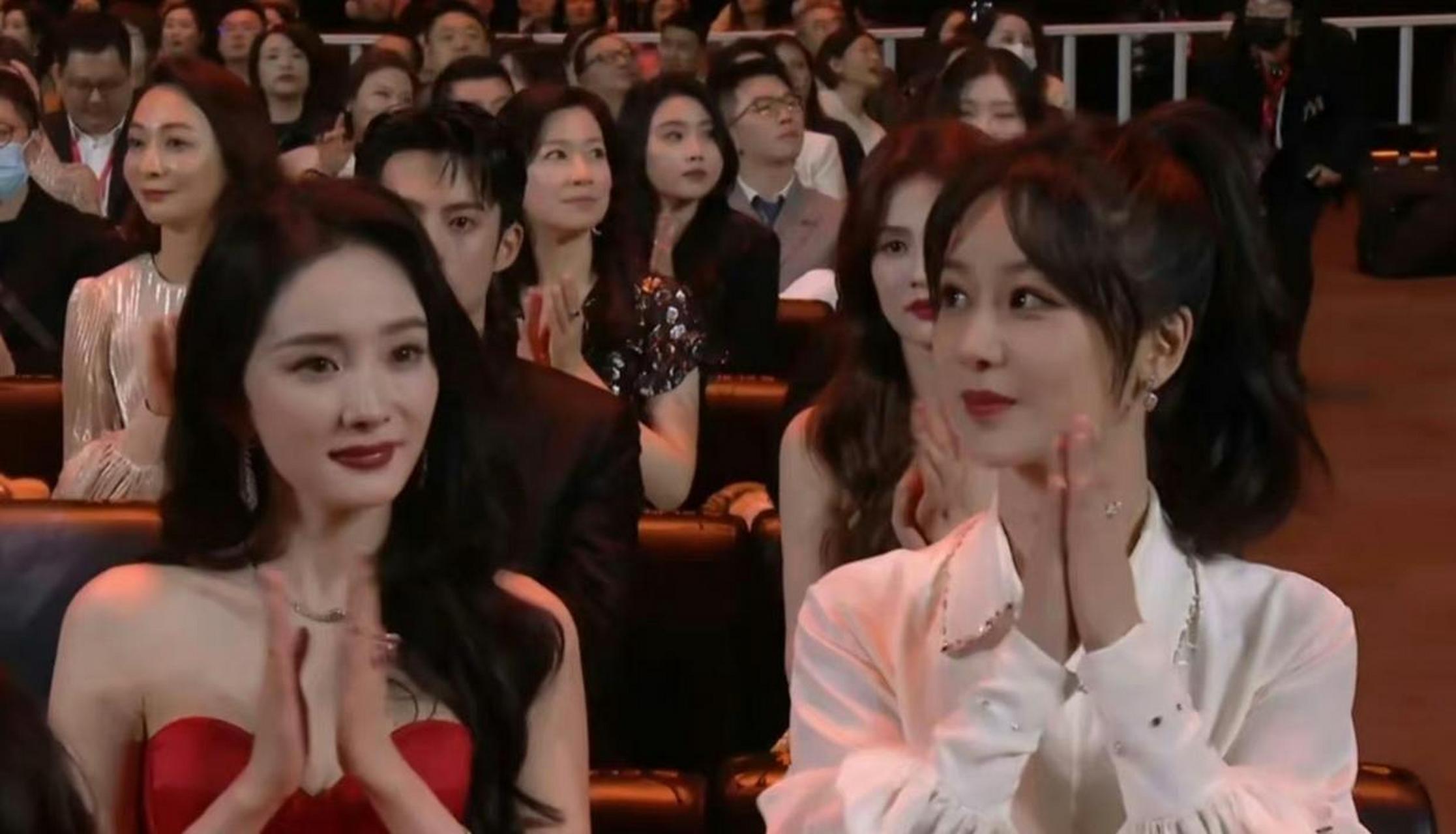 杨幂杨紫微博之夜内场同框,6岁的年龄差都写在了脸上啊!