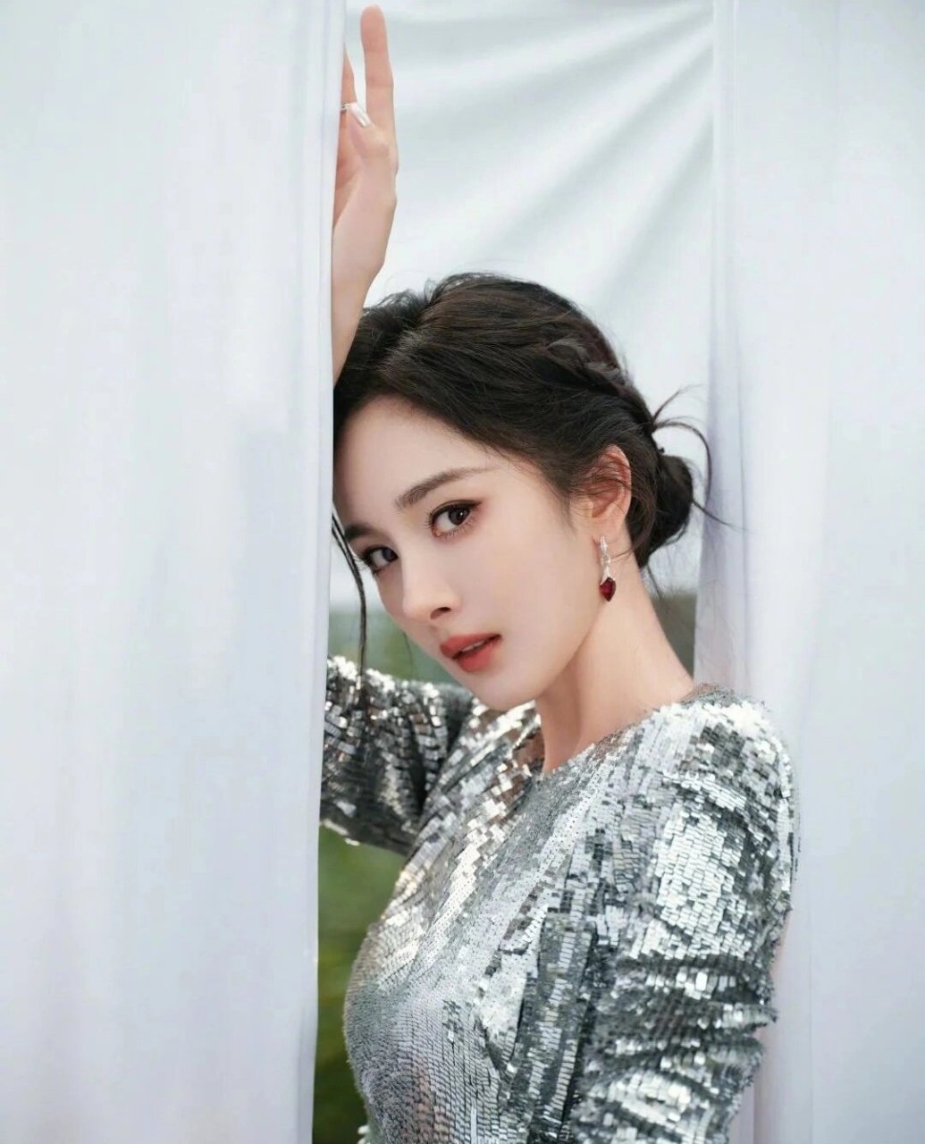 杨幂ins美图  杨幂的这套造型确实非常惊艳,每一张照片都展现出她的