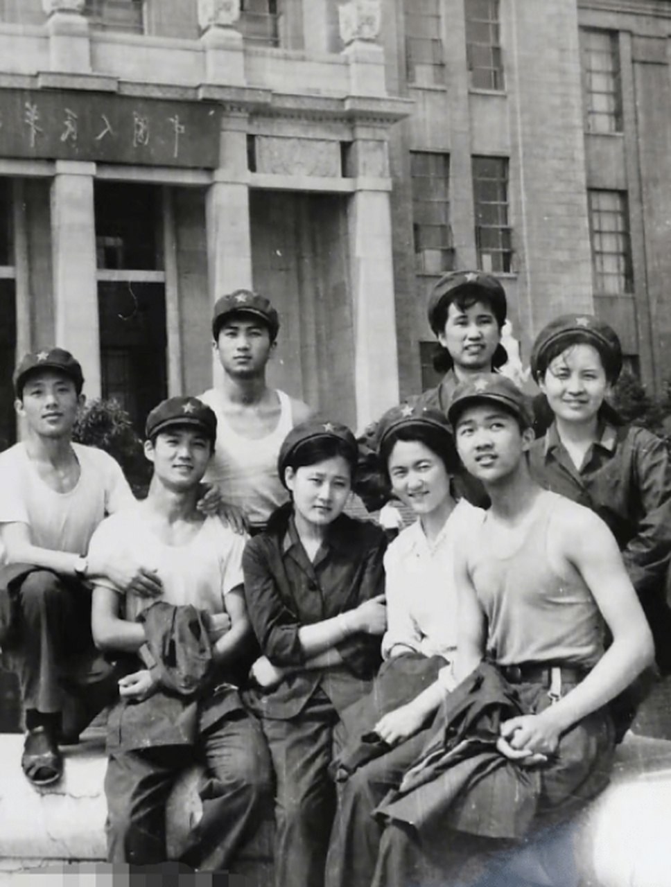 张凯丽晒自己当年穿军装的旧照