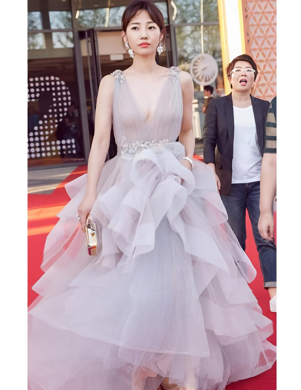 白百何活动照曝光,穿淡灰色深v领蛋糕礼服裙性感又抢镜,减龄有活力的