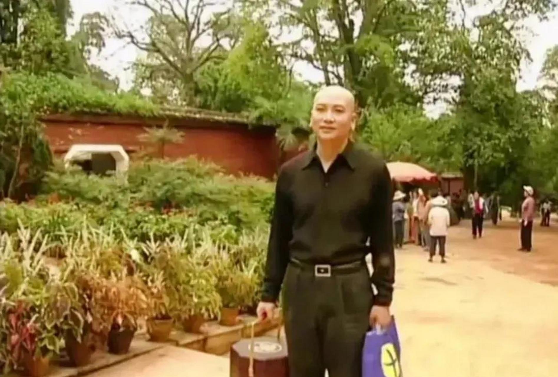 迟重瑞年轻时候给人感觉特别好,温文尔雅,一身书生气,长相非常出众
