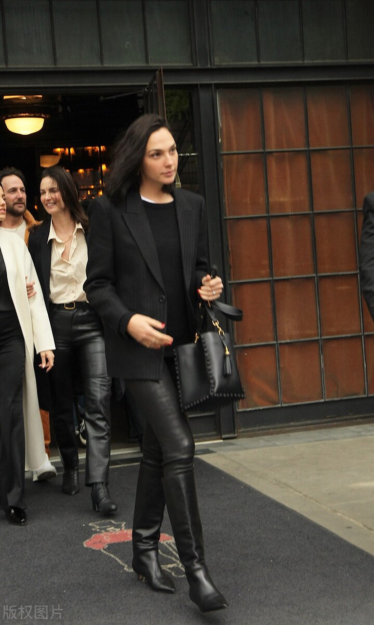 盖尔·加朵纽约街拍,黑色西装搭配紧身皮裤低调干练!