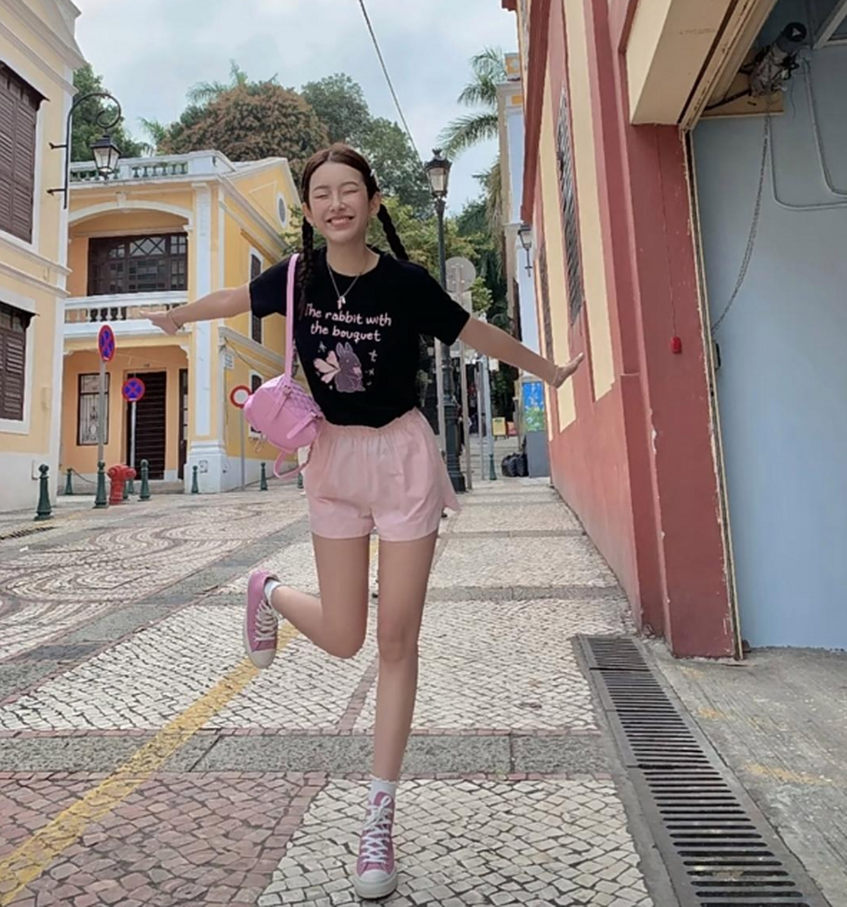 张子萱翘着脚拍照,活泼好动的样子太有精气神了.