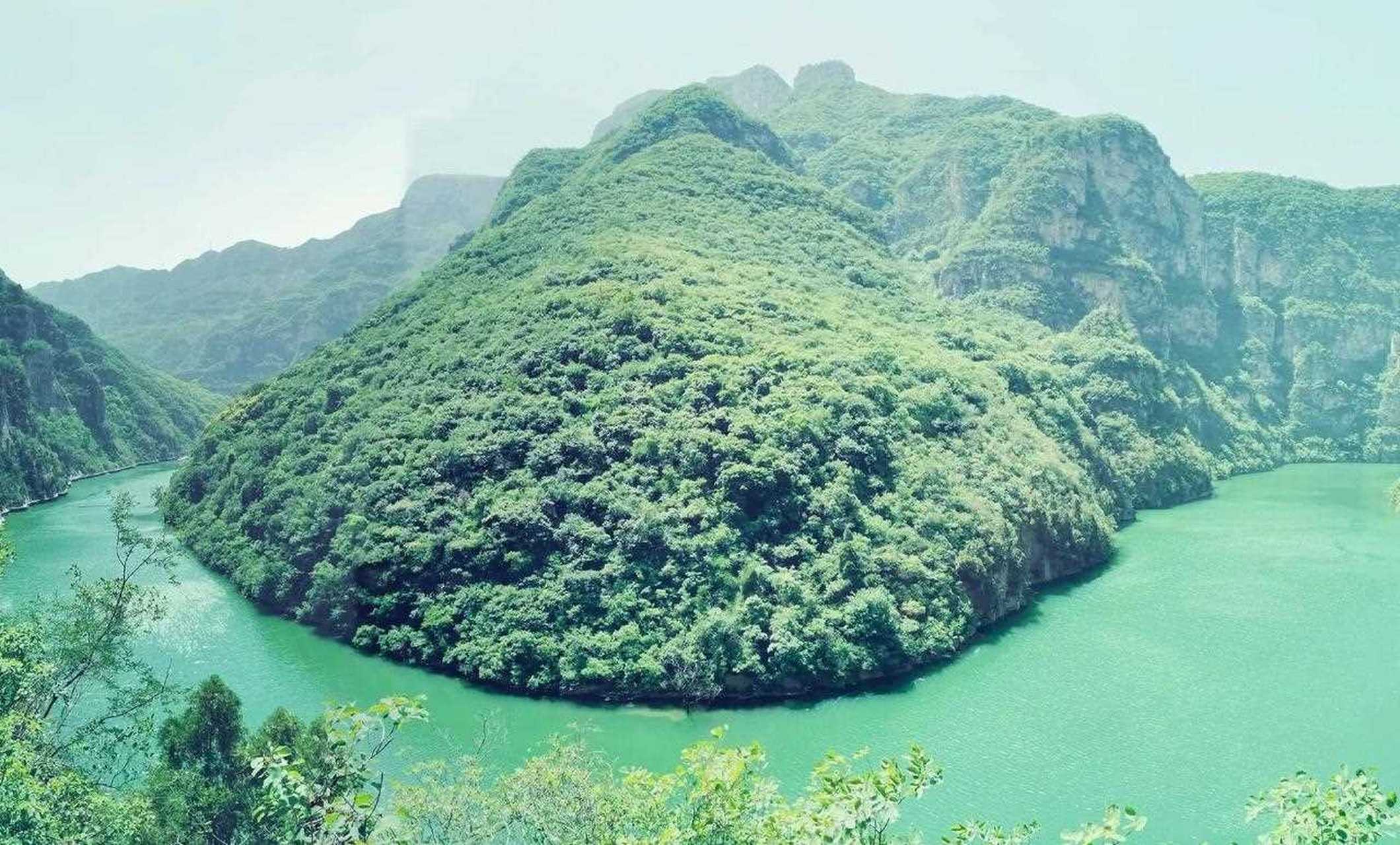 河南焦作青天河的主要宣传图片,是景区的著名景点鲸鱼湾.