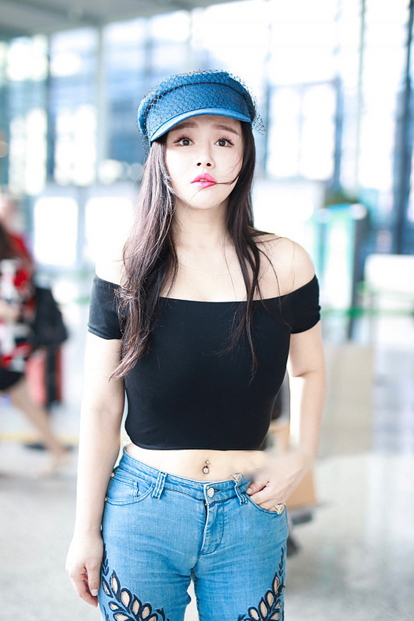 冉莹颖出生于1984年的贵州,她从小的标签就是长得好看,品学兼优,这样