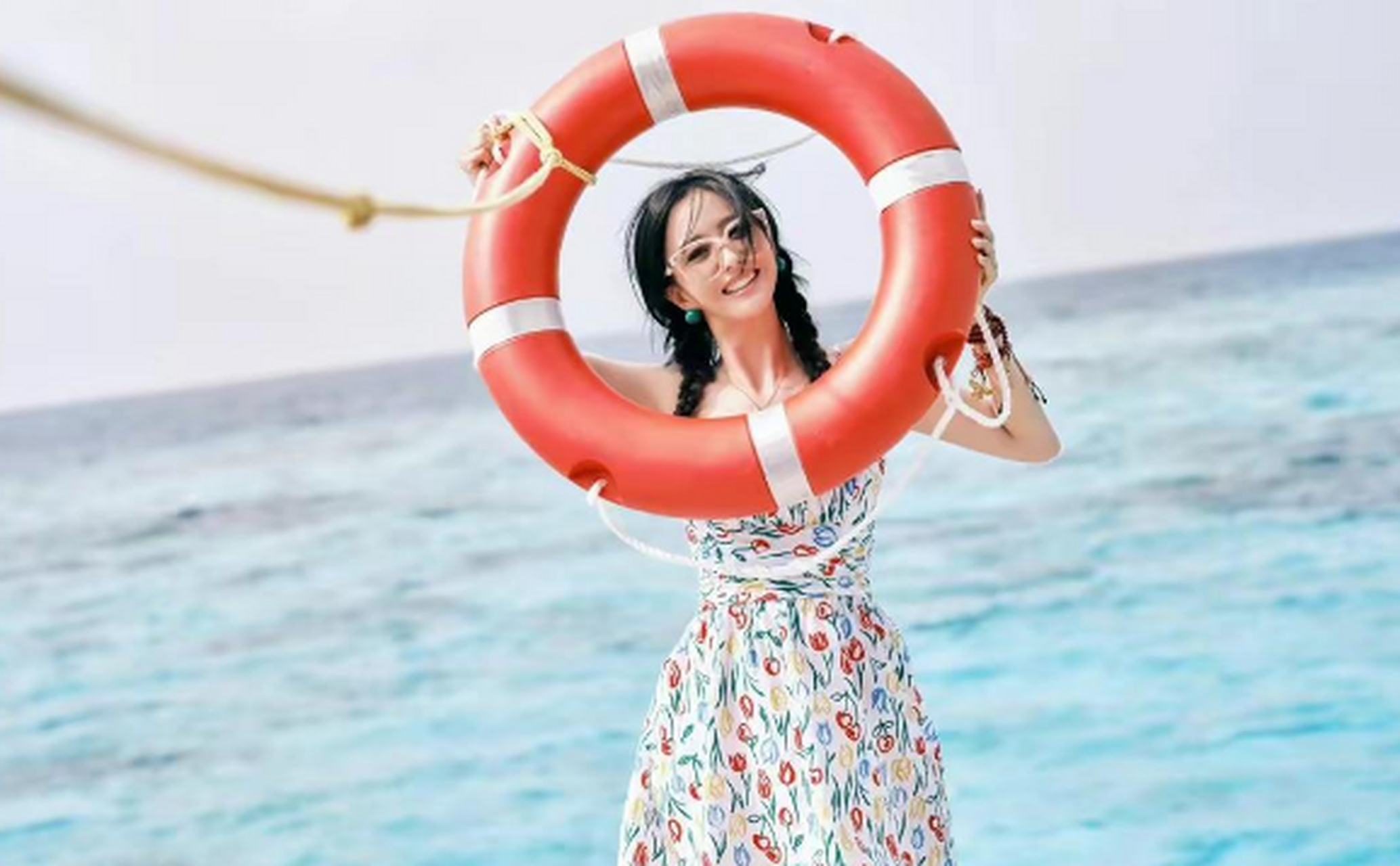 佟丽娅海边度假,穿碎花吊带裙扎双马尾辫,甜美俏皮,温柔又有仙气,减龄