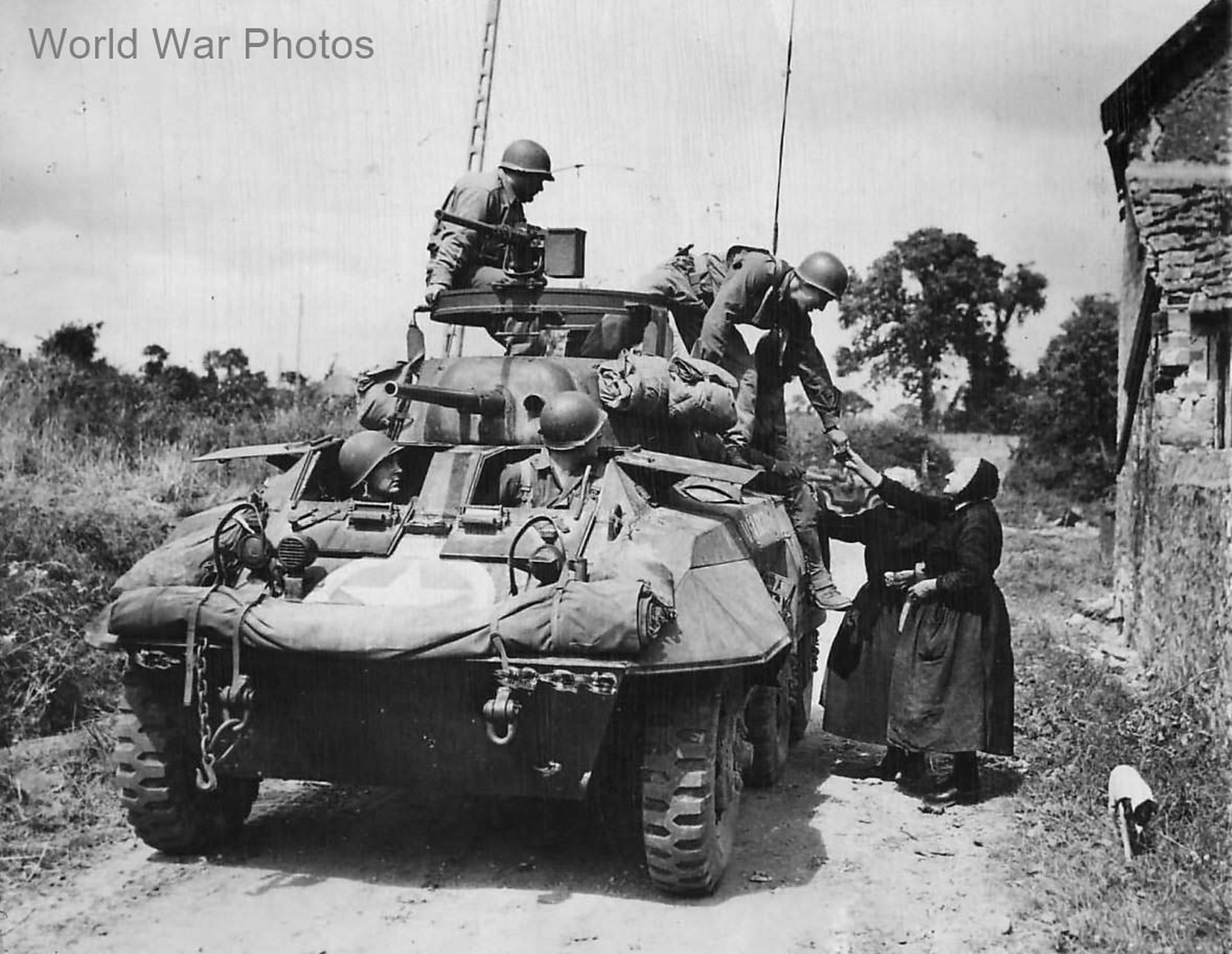 二战影像  美军一线部队广泛使用的m8灰狗装甲侦察车