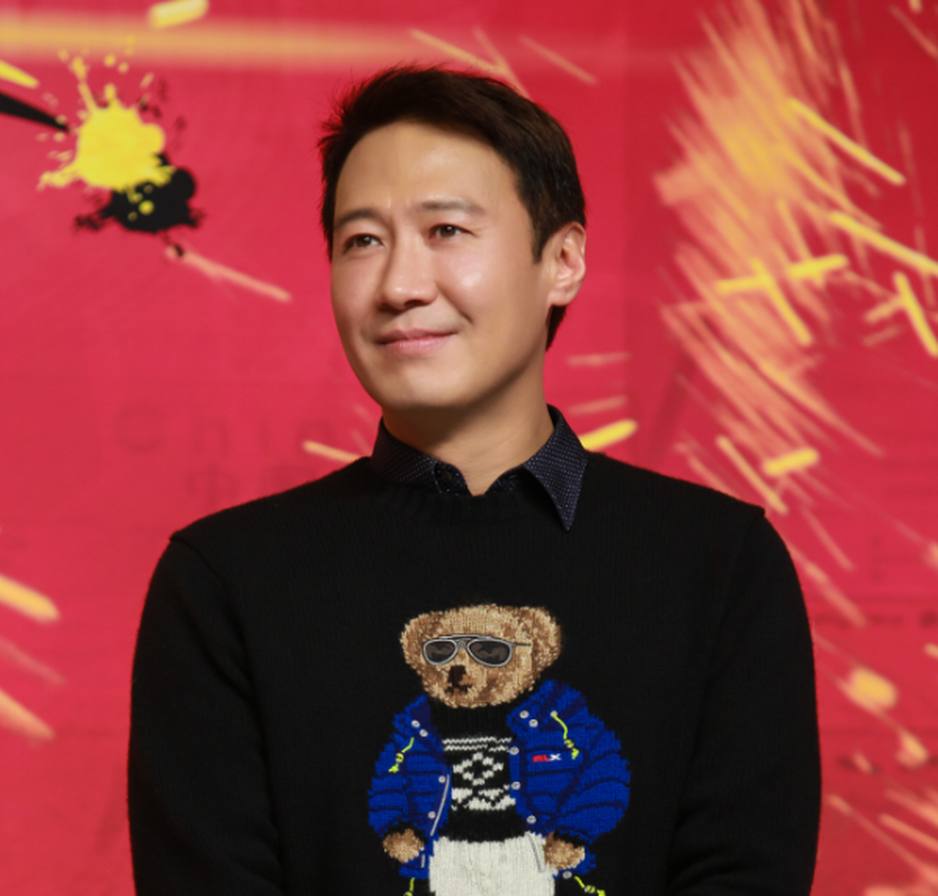 56岁黎明演唱会开嗓,吹冷风唱歌令人心疼,穿29年前皮衣很怀旧.