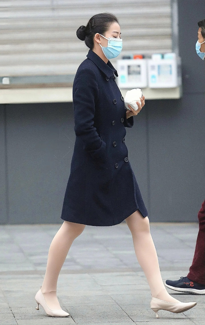 街拍职业装肉丝黑丝美女#时尚街拍# #街头实拍# #街头实拍# #街头实拍