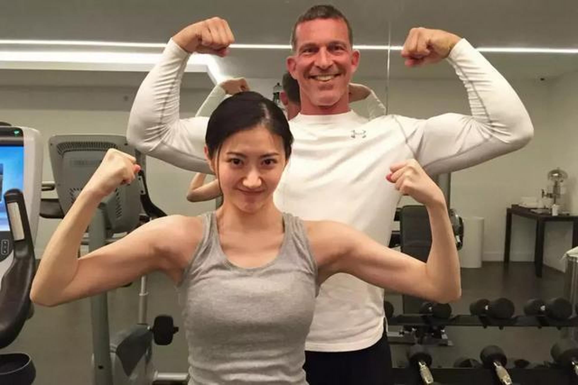 再看看她的手臂肌肉(虽然是在拍摄电影时可以增长的,同时我怀疑张继科